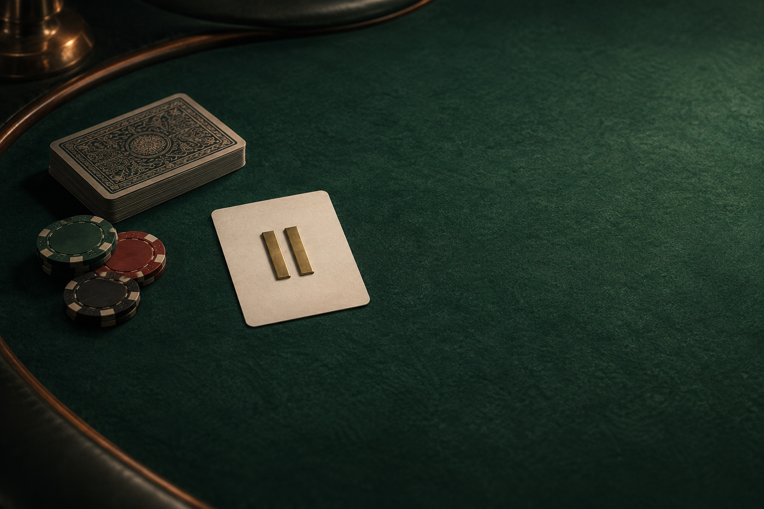 Chip casino dan kartu dalam suasana tenang untuk jeda
